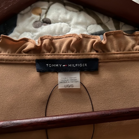 Casual or Work Tommy Hilfiger Sleevless top sz L - Picture 2 of 4